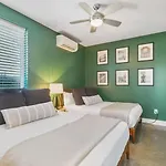 Gorgeous Rooftop Deck 3 Bdrs 3 Baths Holiday home