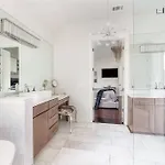 Luxury House - Heated Pool - In The Gulch - Walk Anywhere Holiday home *