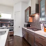 Luxury House - Heated Pool - In The Gulch - Walk Anywhere Holiday home