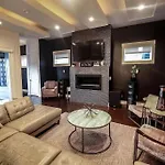 Luxury House - Heated Pool - In The Gulch - Walk Anywhere Holiday home Nashville