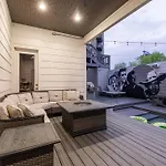 Luxury House - Heated Pool - In The Gulch - Walk Anywhere Holiday home *