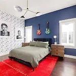 Holiday home Luxury House - Heated Pool - In The Gulch - Walk Anywhere