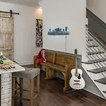 The New Nashview Rooftop-skyline View - Sleeps 12 Holiday home