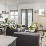 The New Nashview Rooftop-skyline View - Sleeps 12 *