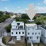 Holiday home Delight - Fun Murals & Downtown Views *