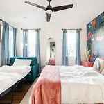 Holiday home Delight - Fun Murals & Downtown Views