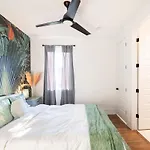 Delight - Fun Murals & Downtown Views *