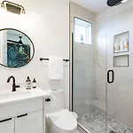 Delight - Fun Murals & Downtown Views Holiday home *