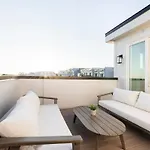 Delight - Fun Murals & Downtown Views Holiday home *