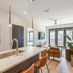 Walk To Nightlife, Vanderbilt, Minutes To Broadway Holiday home Nashville
