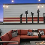 Cool Townhouse Close To Downtown Holiday home *