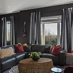 Cool Townhouse Close To Downtown