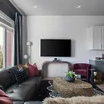 Cool Townhouse Close To Downtown Holiday home