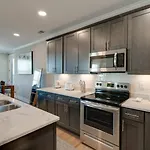 Stunning Nations Minutes From Broadway Apartment