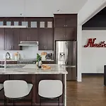 The Harper House - Beautifully Designed, Rooftop