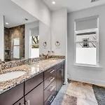 Lux East Nash-hot Tub & Rooftop Patio *