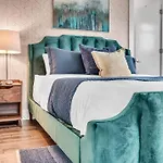 Lux East Nash-hot Tub & Rooftop Patio Holiday home
