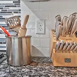 Lux East Nash-hot Tub & Rooftop Patio Holiday home
