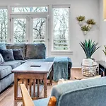 Lux East Nash-hot Tub & Rooftop Patio Holiday home *