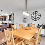 Holiday home Lux East Nash-hot Tub & Rooftop Patio *