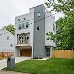 Holiday home Lux East Nash-hot Tub & Rooftop Patio *