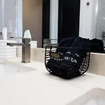 Apartment Elegant Corner Penthouse With Private Balcony, Skyline Views, Pool, And Gym *