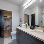 Apartment Elegant Corner Penthouse With Private Balcony, Skyline Views, Pool, And Gym Nashville