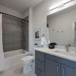 Elegant Corner Penthouse With Private Balcony, Skyline Views, Pool, And Gym Apartment
