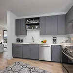 Apartment Elegant Corner Penthouse With Private Balcony, Skyline Views, Pool, And Gym *