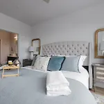 Elegant Corner Penthouse With Private Balcony, Skyline Views, Pool, And Gym Apartment
