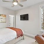 Holiday home Downtown W Rooftop Deck 4 Bedrooms 3 Baths *