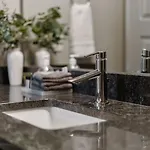 Luxury 4 Bedroom Home, Heart Of The Entertainment *