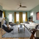 The Lyric - New Luxury Home, Rooftop With Firepit! Holiday home