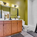 Rooftop Views Stylish Decor Nash Downtown Access