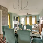 The Lyric - New Luxury Home, Rooftop With Firepit! Holiday home *