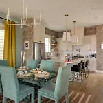The Lyric - New Luxury Home, Rooftop With Firepit! Holiday home
