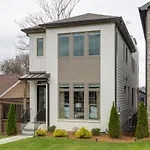The Lyric - New Luxury Home, Rooftop With Firepit!