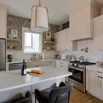 The Lyric - New Luxury Home, Rooftop With Firepit! Holiday home