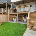 The Lyric - New Luxury Home, Rooftop With Firepit!