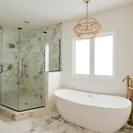 The Lyric - New Luxury Home, Rooftop With Firepit! Holiday home Nashville