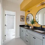 The Lyric - New Luxury Home, Rooftop With Firepit! Holiday home *