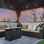 The Lyric - New Luxury Home, Rooftop With Firepit! *