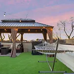 Holiday home The Lyric - New Luxury Home, Rooftop With Firepit!