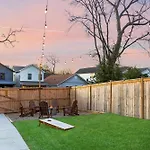 The Lyric - New Luxury Home, Rooftop With Firepit! Holiday home