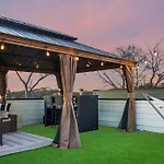 Holiday home The Lyric - New Luxury Home, Rooftop With Firepit!