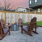 The Lyric - New Luxury Home, Rooftop With Firepit! Holiday home *