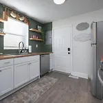 Near Downtown, King Bed, Private Yard, Free Parking Apartment