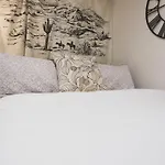 Apartment Near Downtown, King Bed, Private Yard, Free Parking Nashville