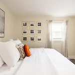 Near Downtown, King Bed, Private Yard, Free Parking *