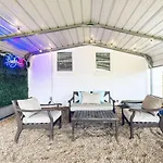 Apartment Near Downtown, King Bed, Private Yard, Free Parking *